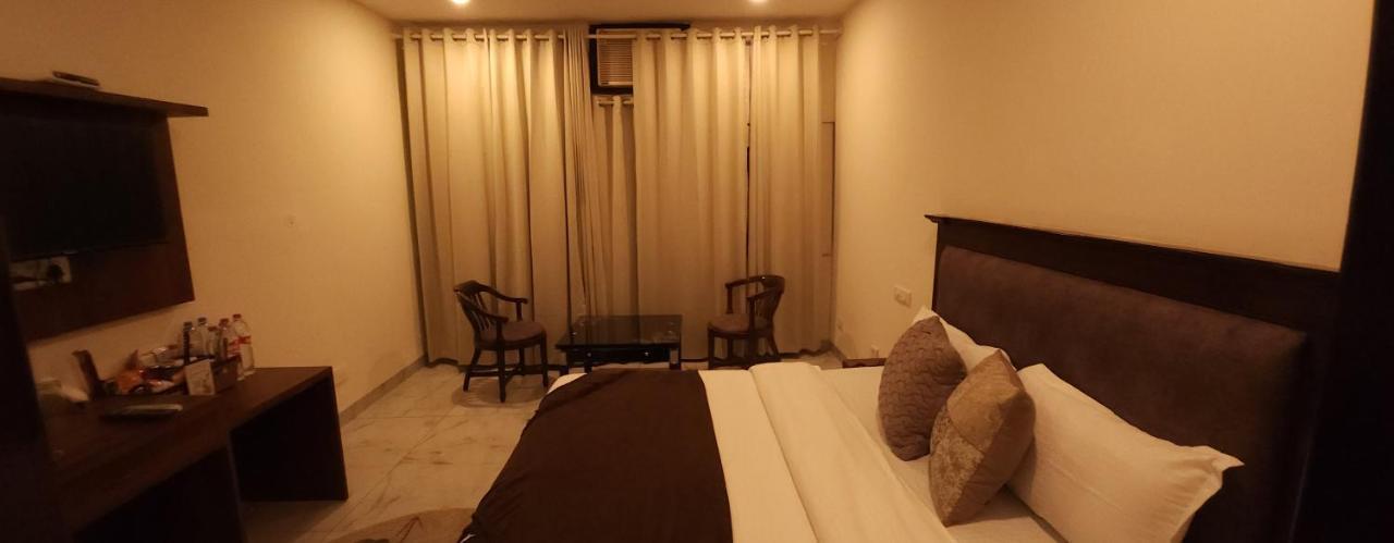 Hotel Multitech Premium จัณฑีครห์ ภายนอก รูปภาพ